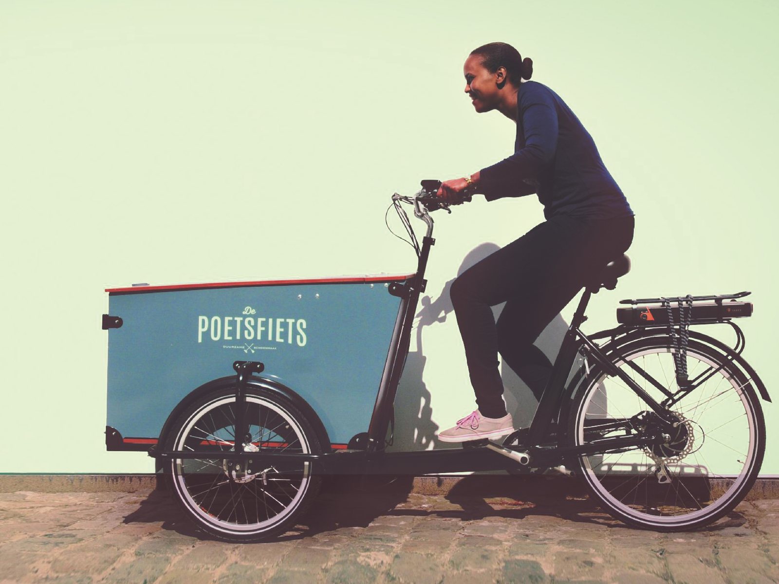 Fietser met de bakfiets van De Poetsfiets