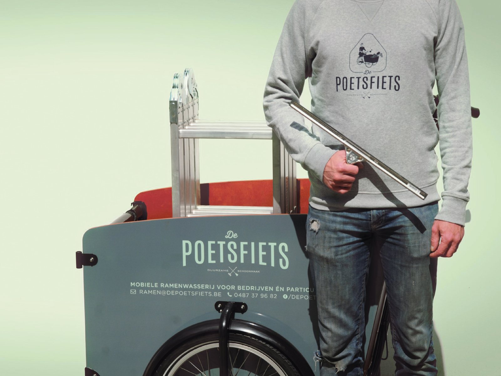 Medewerker met trekker en ladder naast de poetsfiets